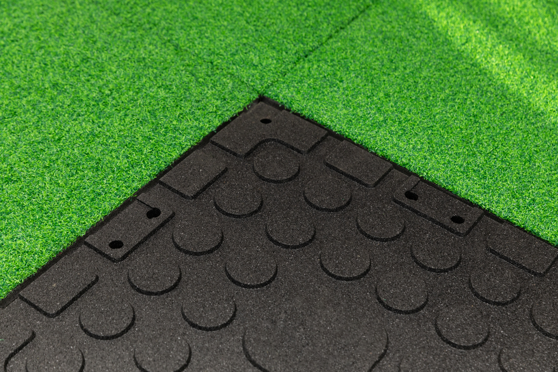 Composite rubber mat for lawns